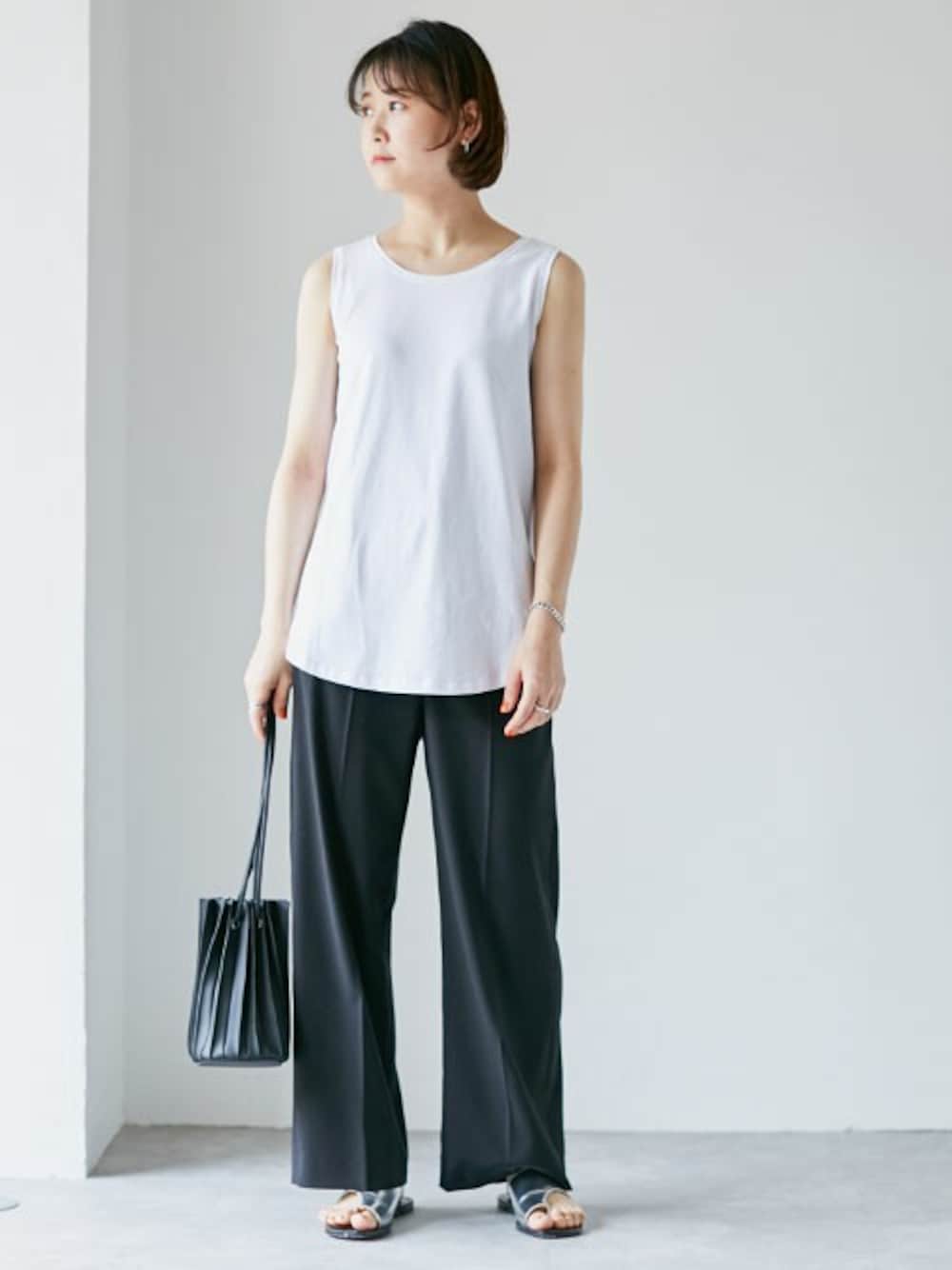 ホワイト系のタンクトップ、ブラック系のその他パンツ、ブラック系のショルダーバッグを着用したレディースの夏コーディネートの1枚目の写真