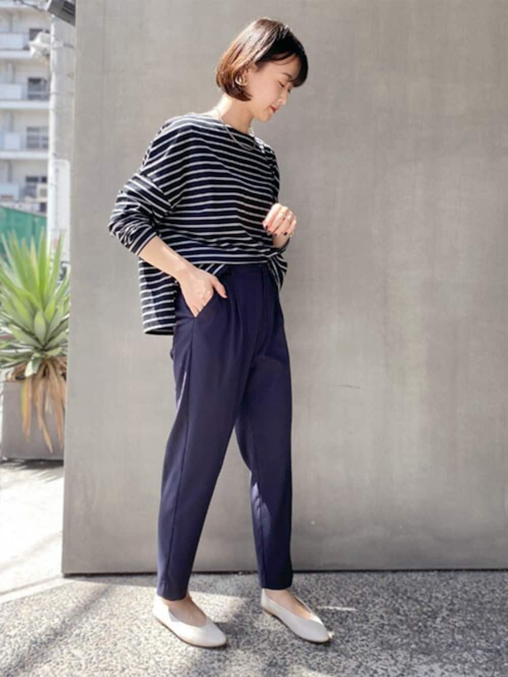 グレー系のTシャツ/カットソー、ブルー系のその他パンツ、ホワイト系のパンプスを着用したレディースの秋コーディネートの1枚目の写真