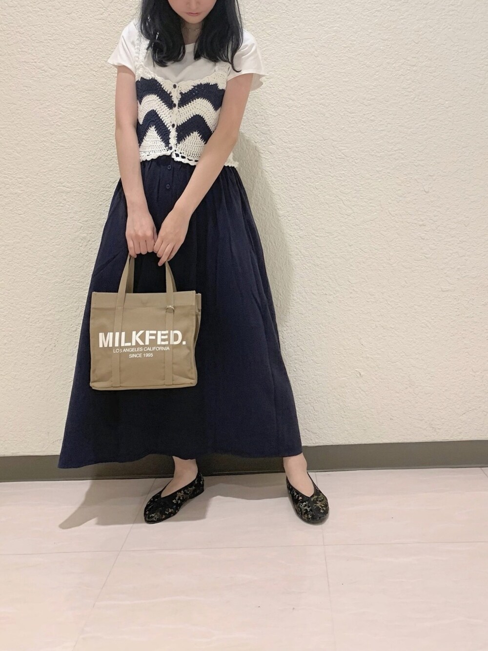 「休日スタイル、シンプルコーデ、オトナカジュアル、リラックススタイル、低身長、ラクチンコーデ、ガーリー、MILKFED.、いいね、save、フォローお願いします🤑、夏」｜「MILKFED.のBIG LOGO 2WAY BAG MINI（トートバッグ、ベージュ系）」を使った、小南知世さん（レディース・153cm）の夏コーディネートの1枚目の写真