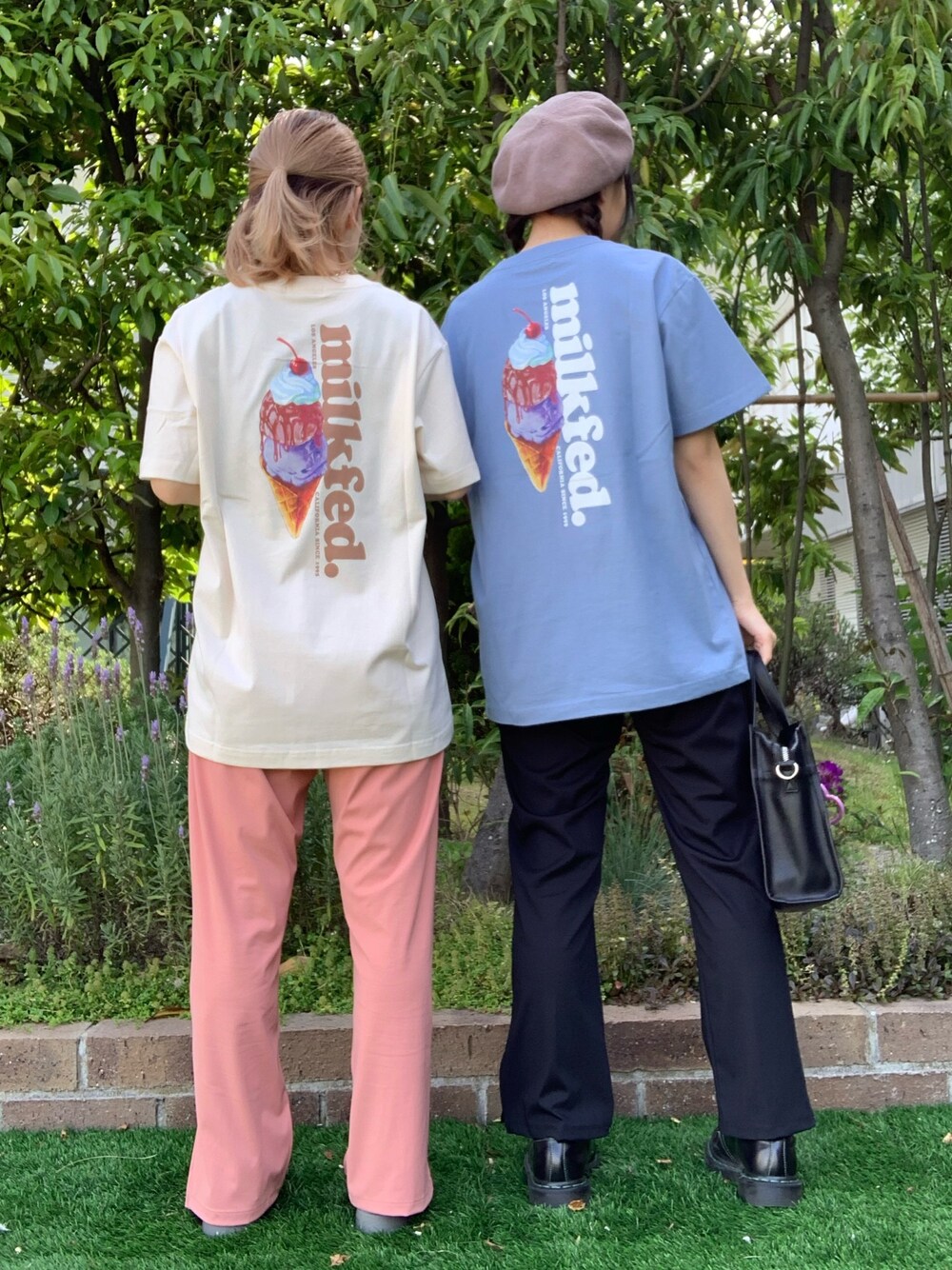 「おそろいコーデ、ペアルック、シンプルコーデ、オトナカジュアル、初夏コーデ、プチプラコーデ、Tシャツ、ゆるコーデ、MILKFED.、プリントT」｜「MILKFED.のS/S TEE ICE CREAM（Tシャツ/カットソー、ブルー系）」を使った、小南知世さん（レディース・153cm）の夏コーディネートの1枚目の写真