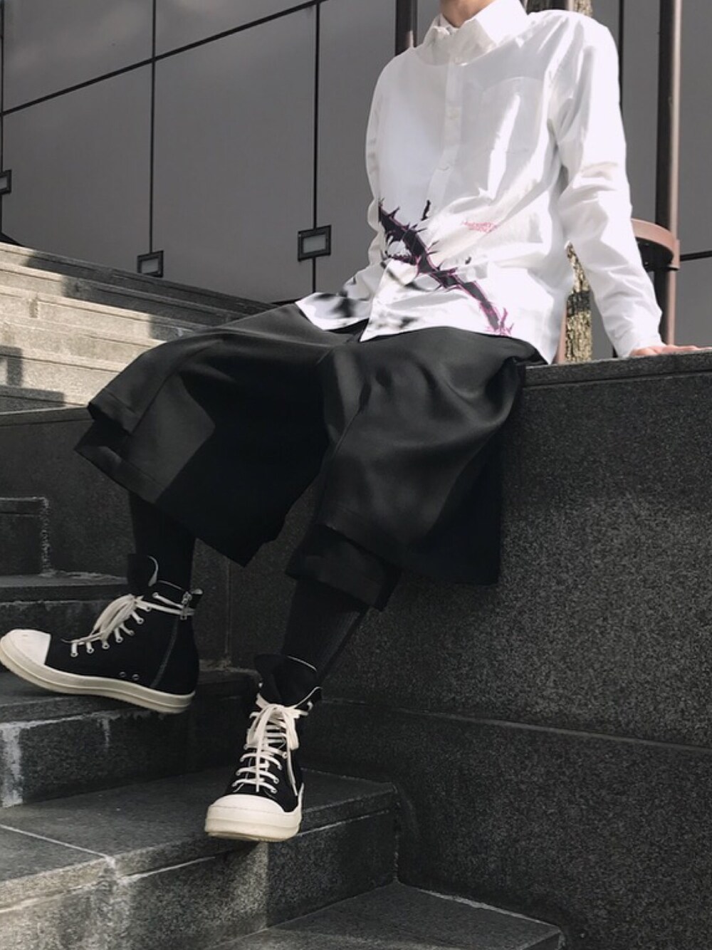 「UNDER COVER、John Undercover、BLACK COMME des GARÇONS、RICK OWENS、RICK OWENS DRKSHDW、アキシブProject、ゆるキャン」｜「JohnUNDERCOVERのアイテム（シャツ/ブラウス、ホワイト系）」を使った、ささみさん（メンズ・165cm）の春コーディネートの1枚目の写真