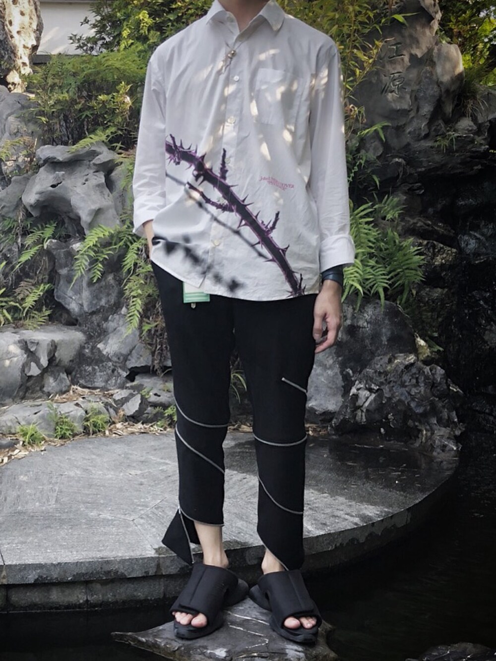 「シンプル、シャツスタイル、UNDER COVER、COMME des GARCONS、RICK OWENS、AMBUSH、ootd」｜「JohnUNDERCOVERのアイテム（シャツ/ブラウス、ホワイト系）」を使った、ささみさん（メンズ・165cm）の夏コーディネートの1枚目の写真