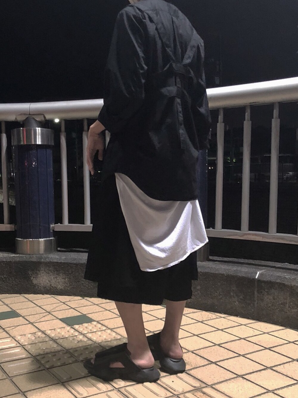 「COMME des GARCONS、BLACKcommedesgarcons、COMMEdesGARCONSSHIRT、RICK OWENS、RickOwens×adidas、今日のコーデ、ootd、黒」｜「BLACK COMME des GARCONSのアイテム（シャツ/ブラウス、ブラック系）」を使った、ささみさん（メンズ・165cm）の秋コーディネートの1枚目の写真