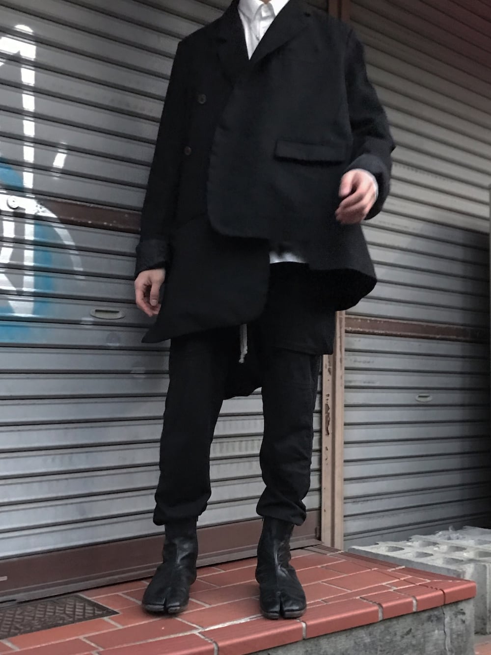 「COMME des GARCONS、COMME des GARCONS HOMME PLUS、RICK OWENS、Rick Owens dark shadow、UNDER COVER、Maison Martin Margiela」｜「COMME des GARCONS HOMME PLUSのアイテム（テーラードジャケット、ブラック系）」を使った、ささみさん（メンズ・168cm）の春コーディネートの1枚目の写真