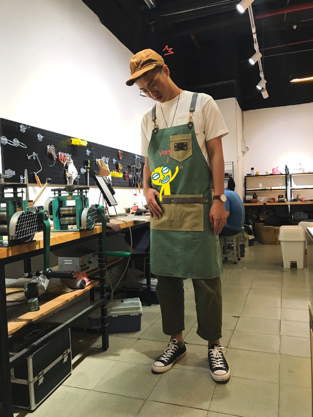 「Meowのアイテム（エプロン、グリーン系）」を使った、黃虧虧さん（メンズ・183cm）の春コーディネートの1枚目の写真