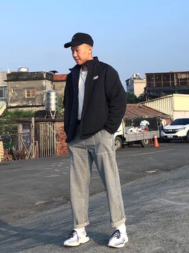 「NEW BALANCE（ニューバランス）のアイテム（ジャケット/アウター、ブラック系）」を使った、董奕迅さん（メンズ・173cm）の夏コーディネート