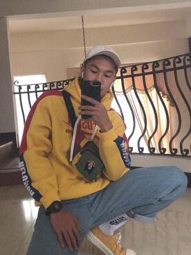 「Refusionのアイテム（トップス、イエロー系）」を使った、董奕迅さん（メンズ・173cm）の夏コーディネート