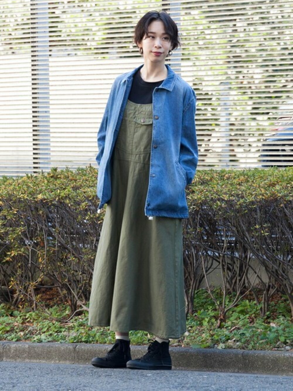 「デニム、ジャンスカ、カーキ、コーチジャケット、ユニセックス、春コーデ、60/40、grn」｜「grnの<再生産>デニム/バックツイル　ジャンパースカート（ジャンパースカート、グリーン系）」を使った、grnさん（レディース・166cm）の冬コーディネートの1枚目の写真