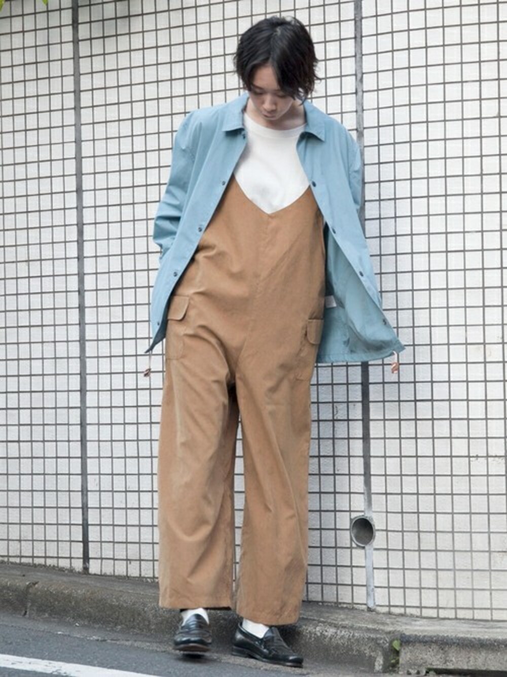 「ブルー、サロペット、コーチジャケット、ユニセックス、春コーデ、60/40、grn」｜「grnの60/40 コーチジャケット（ナイロンジャケット、ブルー系）」を使った、grnさん（レディース・166cm）の冬コーディネートの1枚目の写真