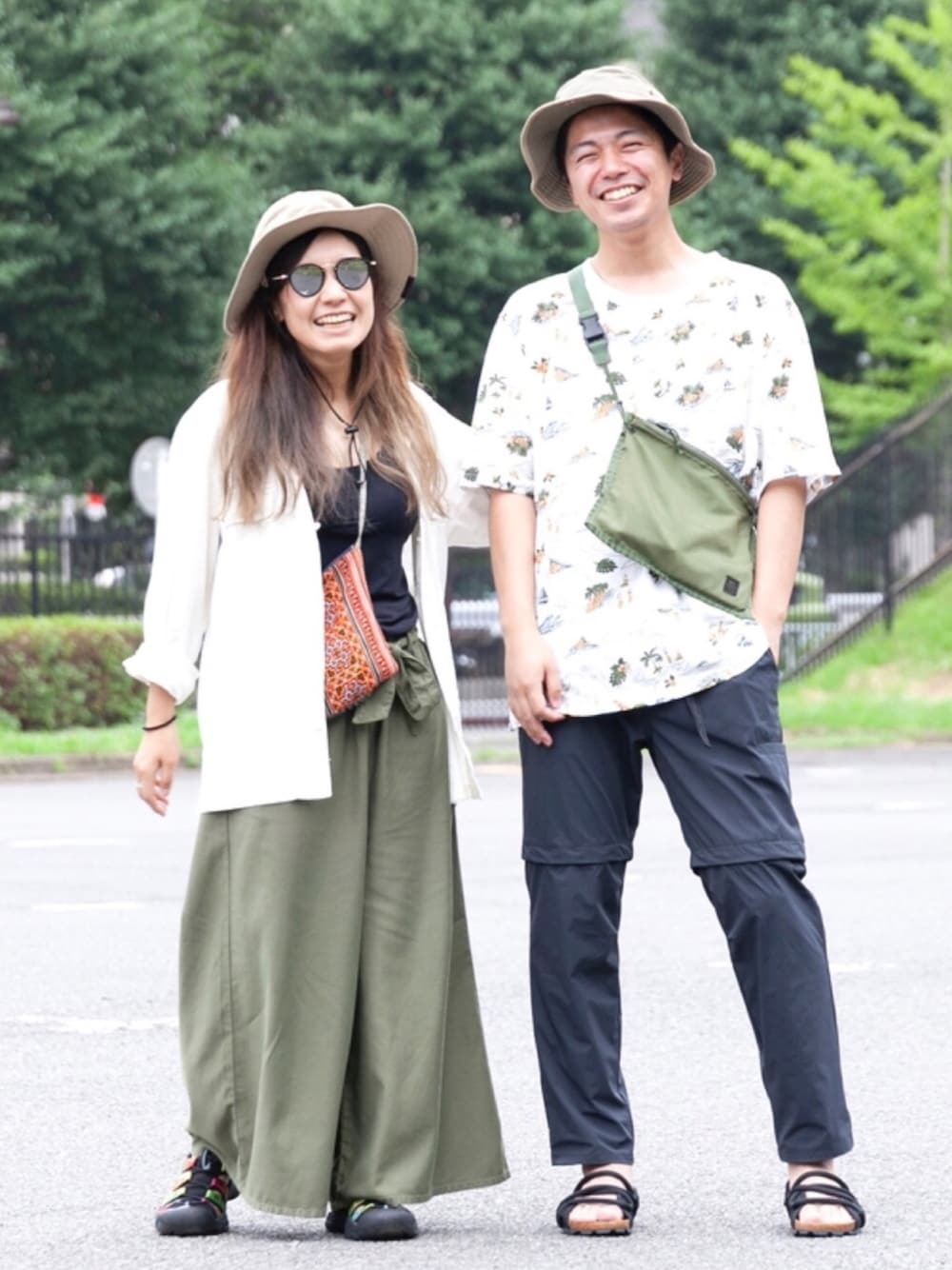 「アウトドア、アウトドアスタイル、フェス、フェススタイル、サンダル、grn、リンクコーデ、これがgrn流！夏フェスおすすめコーデ 2019」｜「grnの麻混レーヨン アロハTEE（Tシャツ/カットソー、ホワイト系）」を使った、grnさん（メンズ・170cm）の夏コーディネートの1枚目の写真