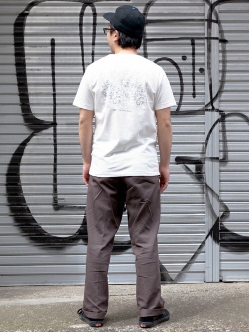 「シンプルコーデ、カジュアル、スニーカー、Tシャツ、grn、プリントT、夏コーデ、大人コーデ」｜「grnの●◇30柄(+WEB限定2柄)天竺プリントTシャツ（Tシャツ/カットソー、その他）」を使った、grnさん（メンズ・169cm）の春コーディネートの1枚目の写真