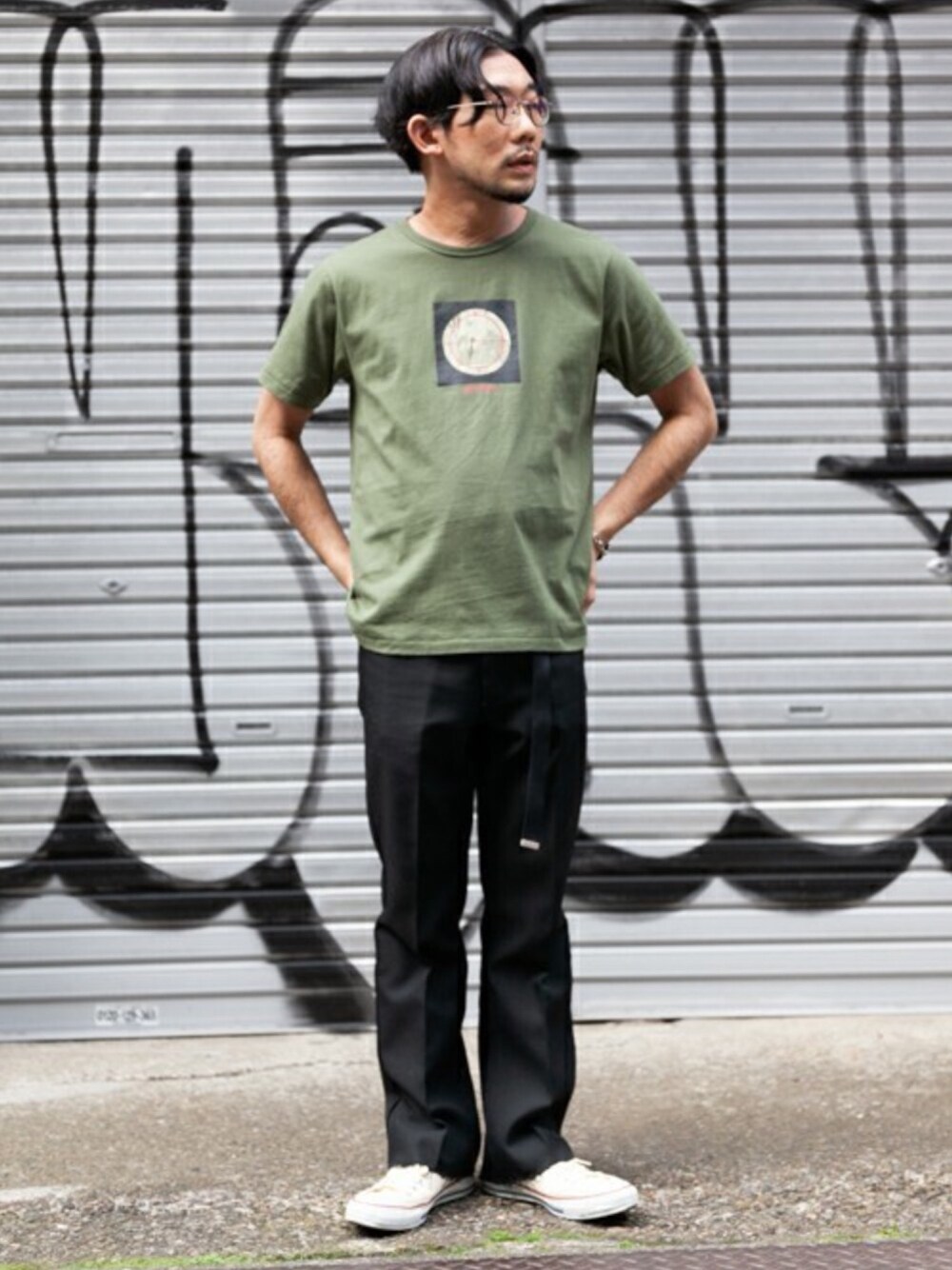 「grn、シンプル、Tシャツ、オトナカジュアル、古着、スニーカー、大人カジュアル、夏コーデ」｜「grnの●◇30柄(+WEB限定2柄)天竺プリントTシャツ（Tシャツ/カットソー、その他）」を使った、grnさん（メンズ・165cm）の春コーディネートの1枚目の写真