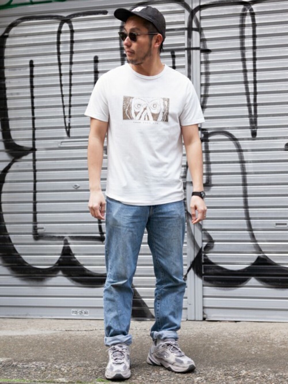 「grn、Tシャツ、シンプルコーデ、デニム、サングラス、スニーカー、夏コーデ、キャップ、プリントT、フェススタイル」｜「grnの●◇30柄(+WEB限定2柄)天竺プリントTシャツ（Tシャツ/カットソー、その他）」を使った、grnさん（メンズ・170cm）の春コーディネートの1枚目の写真