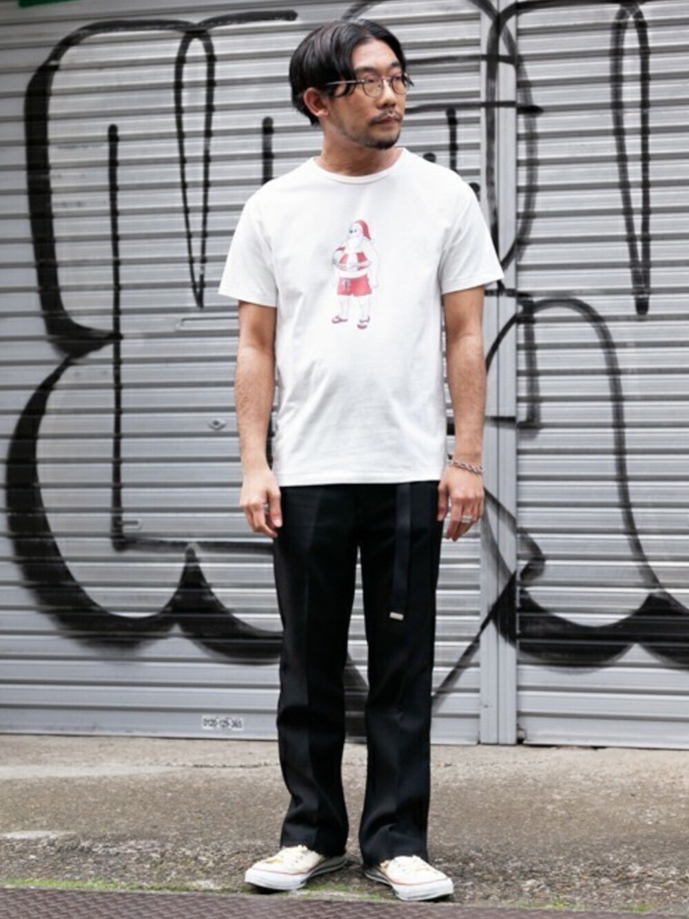 「夏コーデ、grn、シンプルコーデ、カジュアル、Tシャツ、カジュアルコーデ、スニーカー、休日スタイル」｜「grnの●◇30柄(+WEB限定2柄)天竺プリントTシャツ（Tシャツ/カットソー、その他）」を使った、grnさん（メンズ・165cm）の春コーディネートの1枚目の写真