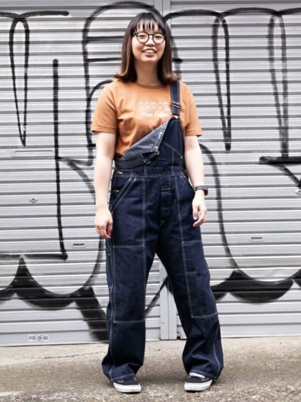「grn、シンプルコーデ、夏コーデ、カジュアル、スニーカー、オーバーオール、Tシャツ、デニム」｜「grnの●◇30柄(+WEB限定2柄)天竺プリントTシャツ（Tシャツ/カットソー、その他）」を使った、grnさん（レディース・169cm）の春コーディネートの1枚目の写真