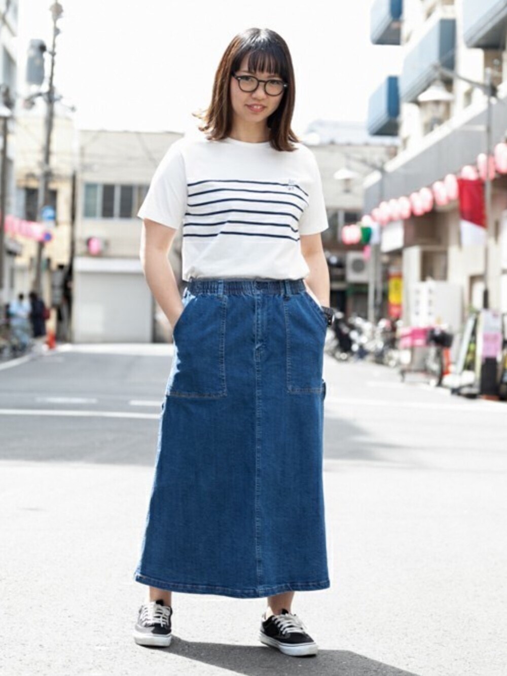 「grn、大人カジュアル、カジュアル、スカート、デニム、Tシャツ、楽チンコーデ、スニーカー」｜「grnの●◇30柄(+WEB限定2柄)天竺プリントTシャツ（Tシャツ/カットソー、その他）」を使った、grnさん（レディース・169cm）の春コーディネートの1枚目の写真