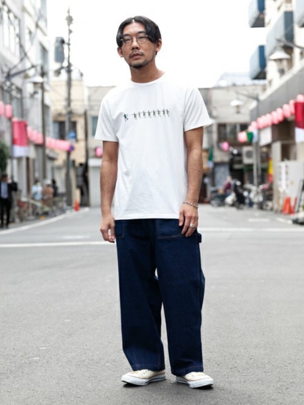 「grn、シンプル、ワイドパンツ、Tシャツ、スニーカー、カジュアル、夏コーデ、デニム」｜「grnの●◇30柄(+WEB限定2柄)天竺プリントTシャツ（Tシャツ/カットソー、その他）」を使った、grnさん（メンズ・165cm）の春コーディネートの1枚目の写真