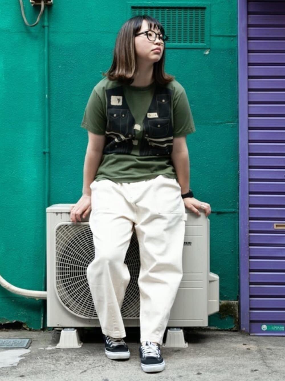 「grn、Tシャツ、シンプルコーデ、パンツスタイル、カジュアルコーデ、スニーカー、古着MIX、白パンツ」｜「grnの●◇30柄(+WEB限定2柄)天竺プリントTシャツ（Tシャツ/カットソー、その他）」を使った、grnさん（レディース・169cm）の春コーディネートの1枚目の写真