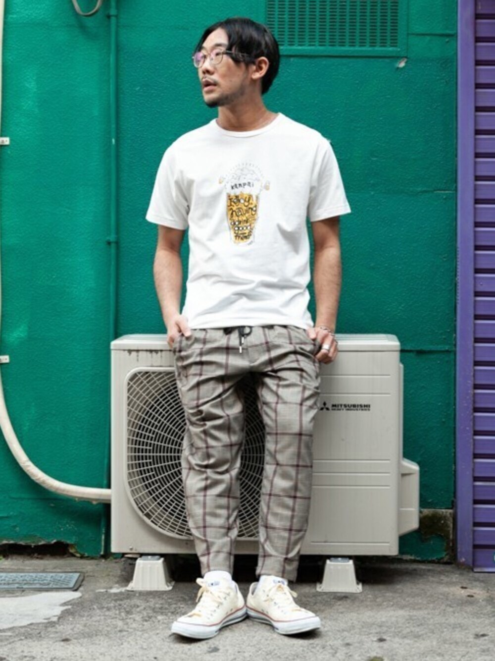 「grn、Tシャツ、夏コーデ、チェックパンツ、スニーカー、休日コーデ、カジュアル、白Tシャツ」｜「grnの●◇30柄(+WEB限定2柄)天竺プリントTシャツ（Tシャツ/カットソー、その他）」を使った、grnさん（メンズ・165cm）の春コーディネートの1枚目の写真