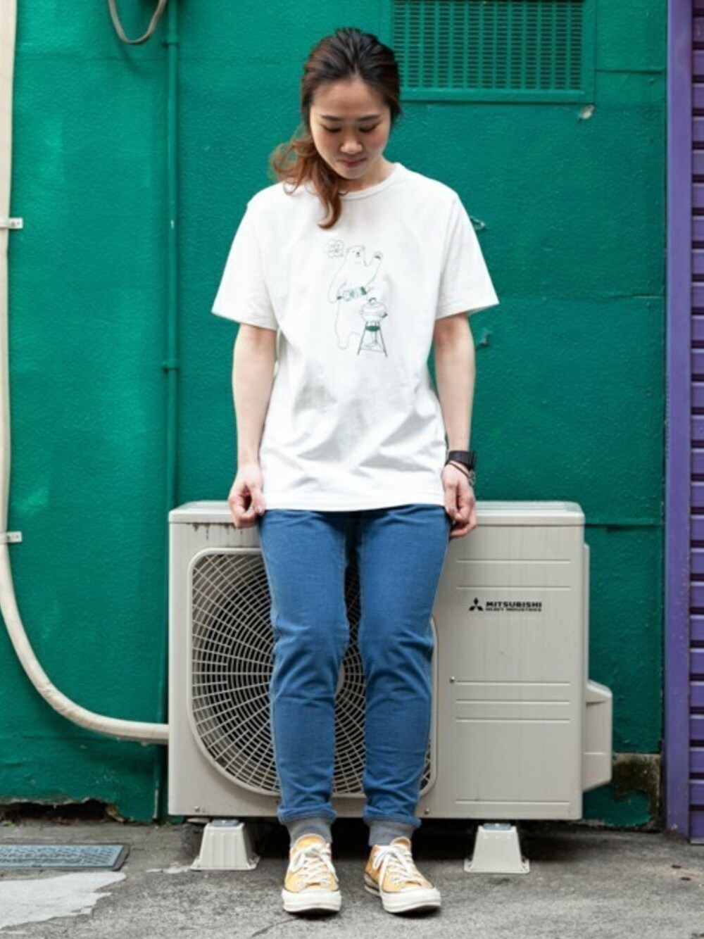 「grn、ラフ、Tシャツ、ソトアソビ、スニーカー、オーバーサイズ、デニム、シンプルコーデ」｜「grnの●◇30柄(+WEB限定2柄)天竺プリントTシャツ（Tシャツ/カットソー、その他）」を使った、grnさん（メンズ・159cm）の春コーディネートの1枚目の写真