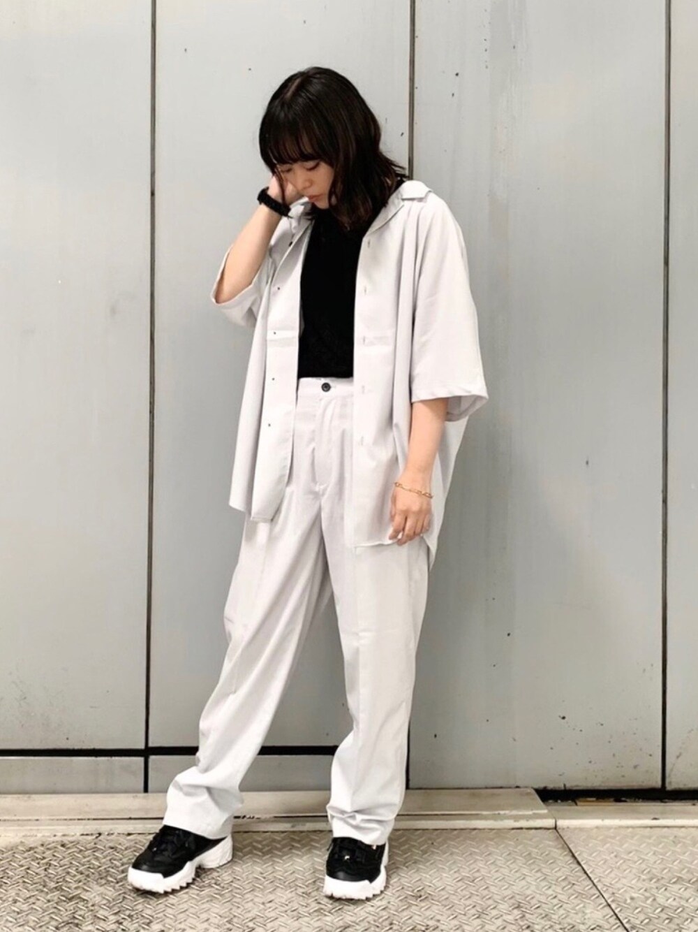「Junred、ストリート、リラックススタイル、夏コーデ、ホワイトコーデ、カラーパンツ、モノトーン、大人カジュアル」｜「JUNREDの【セットアップ可能】エアリーストレッチドルマンシャツ（シャツ/ブラウス、ホワイト系）」を使った、KONOMIさん（レディース・158cm）の夏コーディネートの1枚目の写真