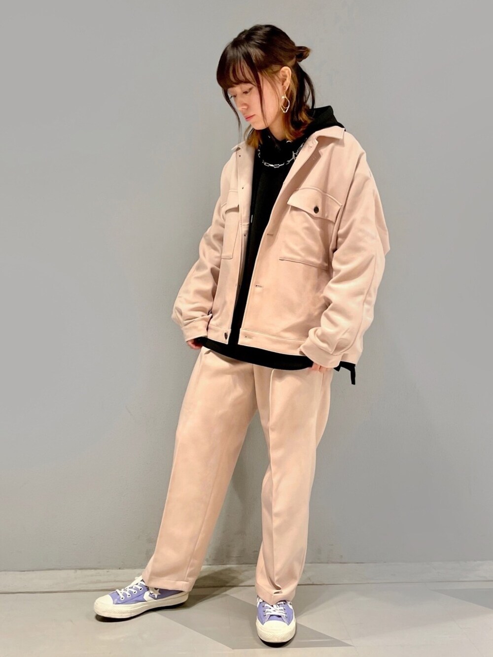 「シンプル、くすみカラー、セットアップ、大人カジュアル、Junred、スニーカー、ベージュ、春コーデ、パーカー、レイヤードスタイル」｜「JUNREDの【21S/S最新】ウォッシャブルサージドルマンショートブルゾン【セットアップ対応】（ブルゾン、ベージュ系）」を使った、KONOMIさん（レディース・158cm）の冬コーディネートの1枚目の写真