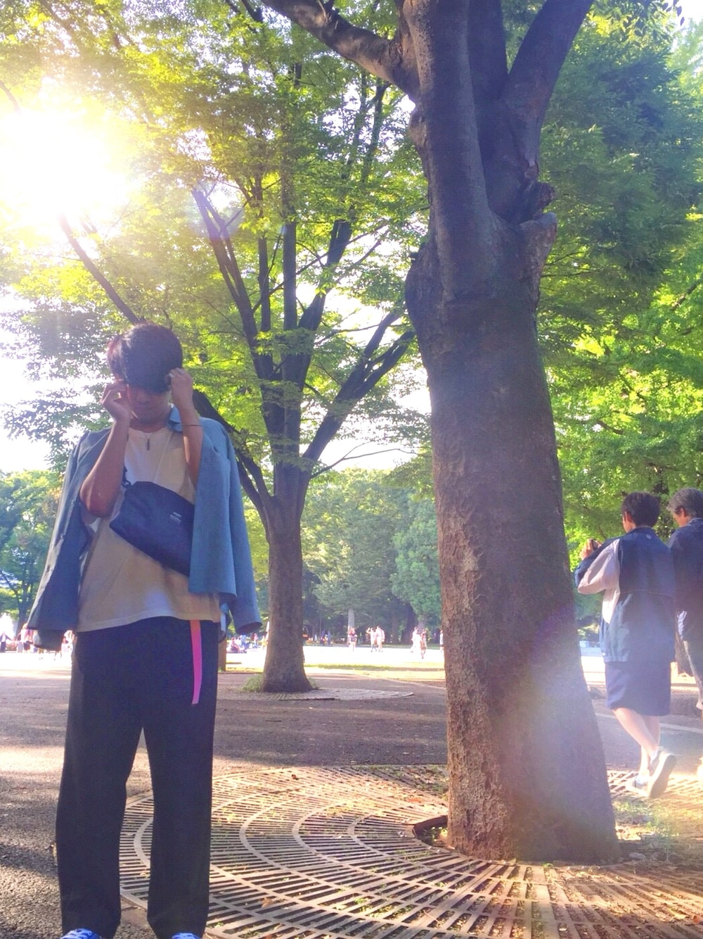 グリーン系のシャツ/ブラウス、ブラック系のクラッチバッグ、ホワイト系のTシャツ/カットソーを着用したメンズの秋コーディネートの1枚目の写真