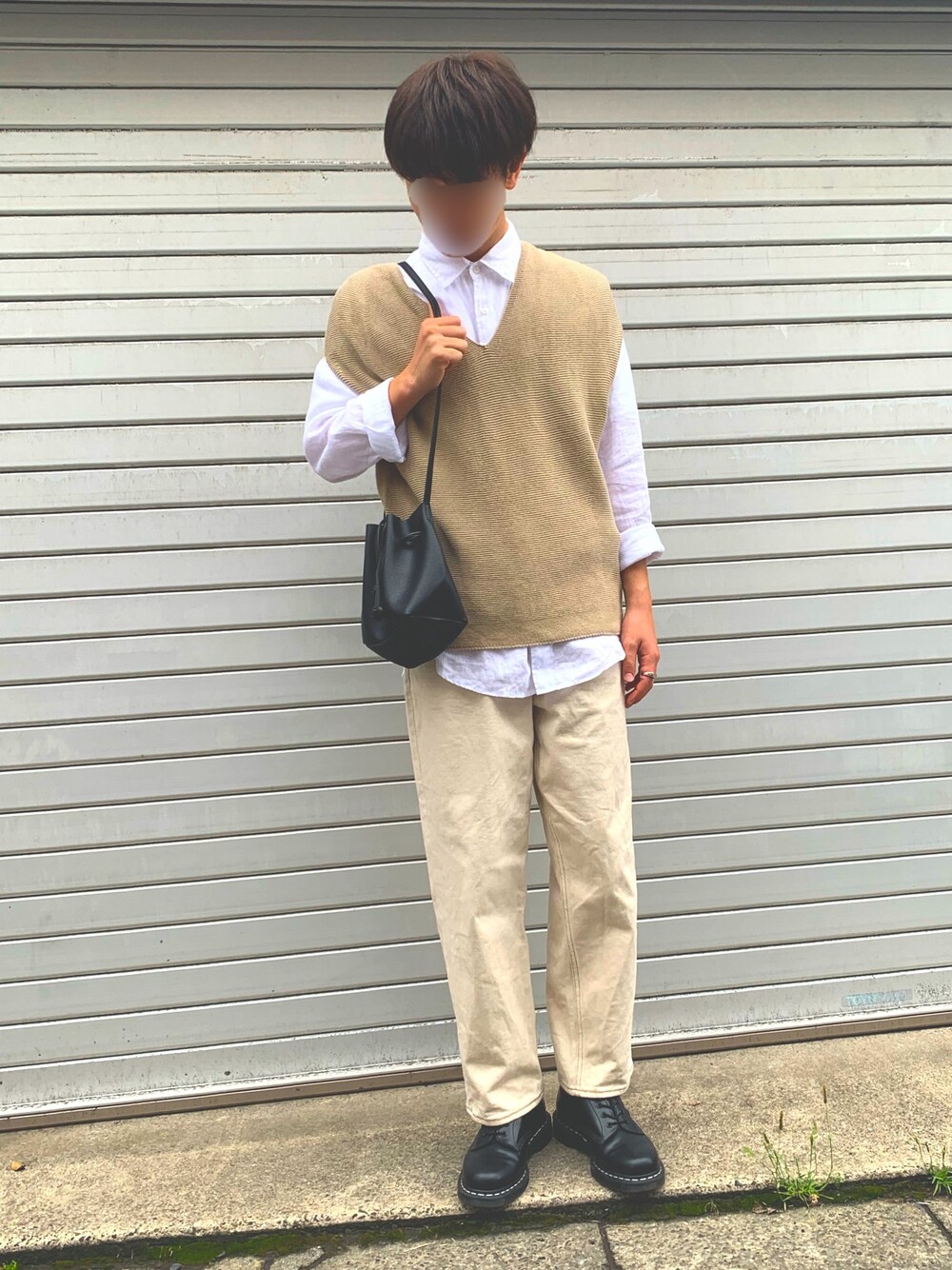ホワイト系のその他パンツ、ベージュ系のベスト、ホワイト系のシャツ/ブラウスを着用したメンズの春コーディネートの1枚目の写真