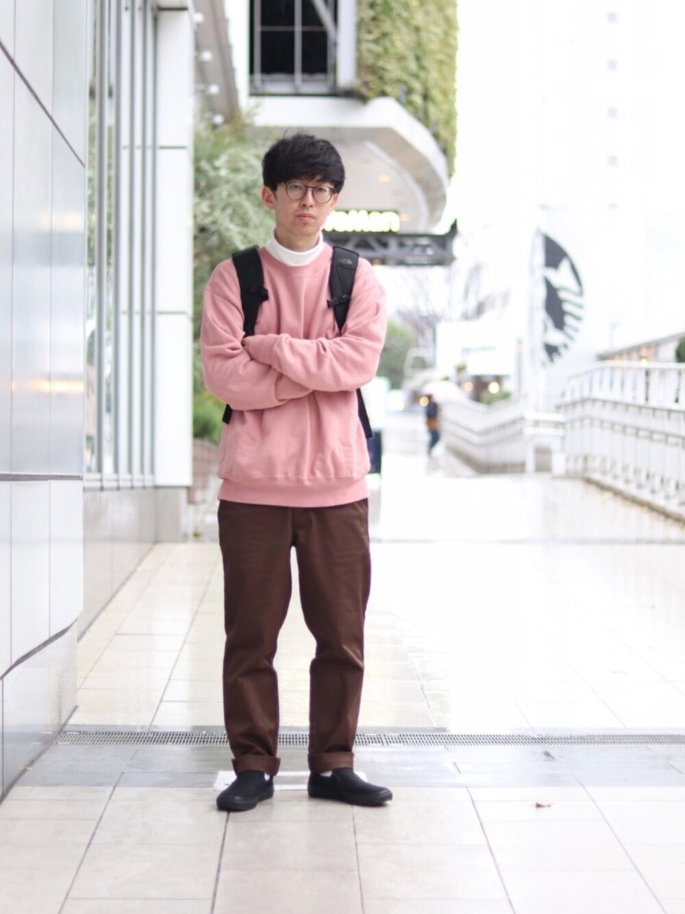 「パステル映える春、ピンク、スウェット、ビッグシルエット、春、デート、大人カジュアル、シンプル、ootd、ラフ」｜「VANSのVANS ヴァンズ SLIP ON スリッポン V98CF H/SHIELD M.BLACK（スニーカー、ブラック系）」を使った、saiさん（メンズ・166cm）の春コーディネートの1枚目の写真