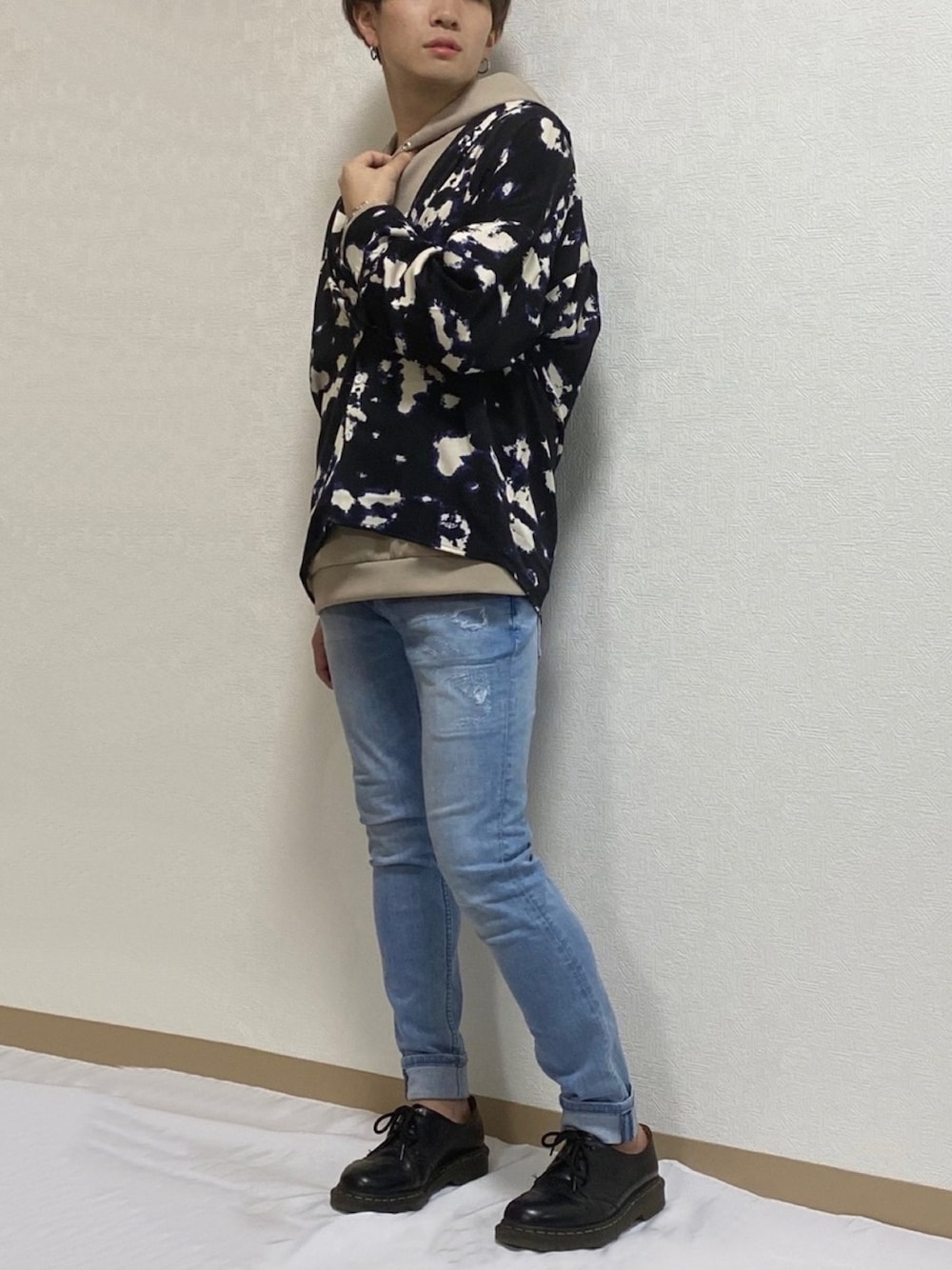 「オープンカラーシャツ、シンプルコーデ、シャツスタイル、春夏コーデ、おしゃれさんと繋がりたい、重ね着、韓国ファッション、ootd、休日スタイル、ストリートコーデ」｜「jacob's warehouseのアイテム（シャツ/ブラウス、ブラック系）」を使った、Rikuto©️1999さん（メンズ・165cm）の春コーディネートの1枚目の写真