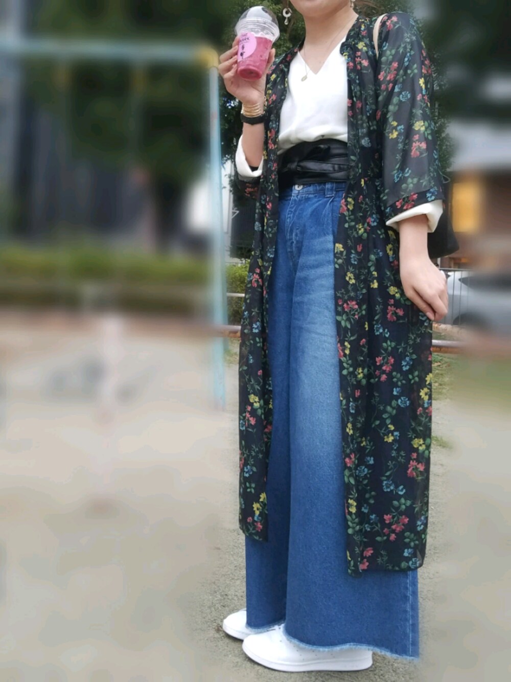 「花柄、花柄ｶﾞｳﾝ、バギーパンツ、はるコーデ、大人カジュアル、シンプルコーデ、春コーデ、スタンスミス、スニーカー」｜「GUのアイテム（シャツ/ブラウス、ホワイト系）」を使った、mihaさん（レディース・163cm）の春コーディネートの1枚目の写真