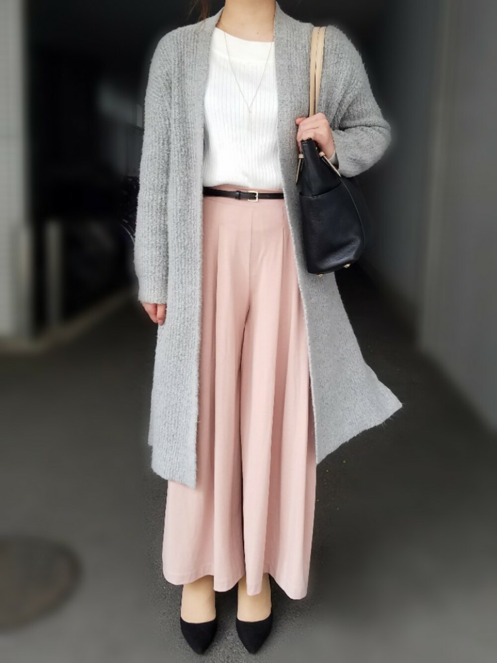 「シンプルコーデ、大人カジュアル、ユニクロ、GU、UNIQLO、ピンク、スカンツ、シンプル、ゆるコーデ、パンプス」｜「GUのアイテム（カーディガン/ボレロ、グレー系）」を使った、mihaさん（レディース・163cm）の春コーディネートの1枚目の写真