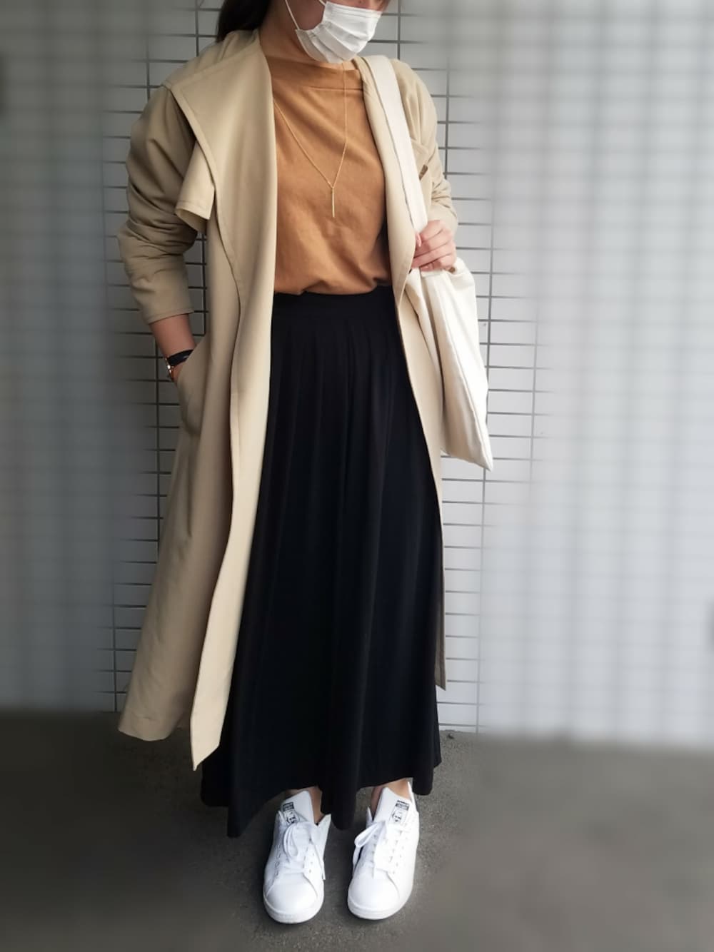 「ゆるコーデ、シンプル、UNIQLO、スタンスミス、キャンバストート、スニーカー、春コーデ、オトナカジュアル、大人カジュアル、トレンチコート」｜「BLISS POINTの【撥水・花粉防止加工】TRノーカラーコート/745469（トレンチコート、ベージュ系）」を使った、mihaさん（レディース・163cm）の春コーディネートの1枚目の写真