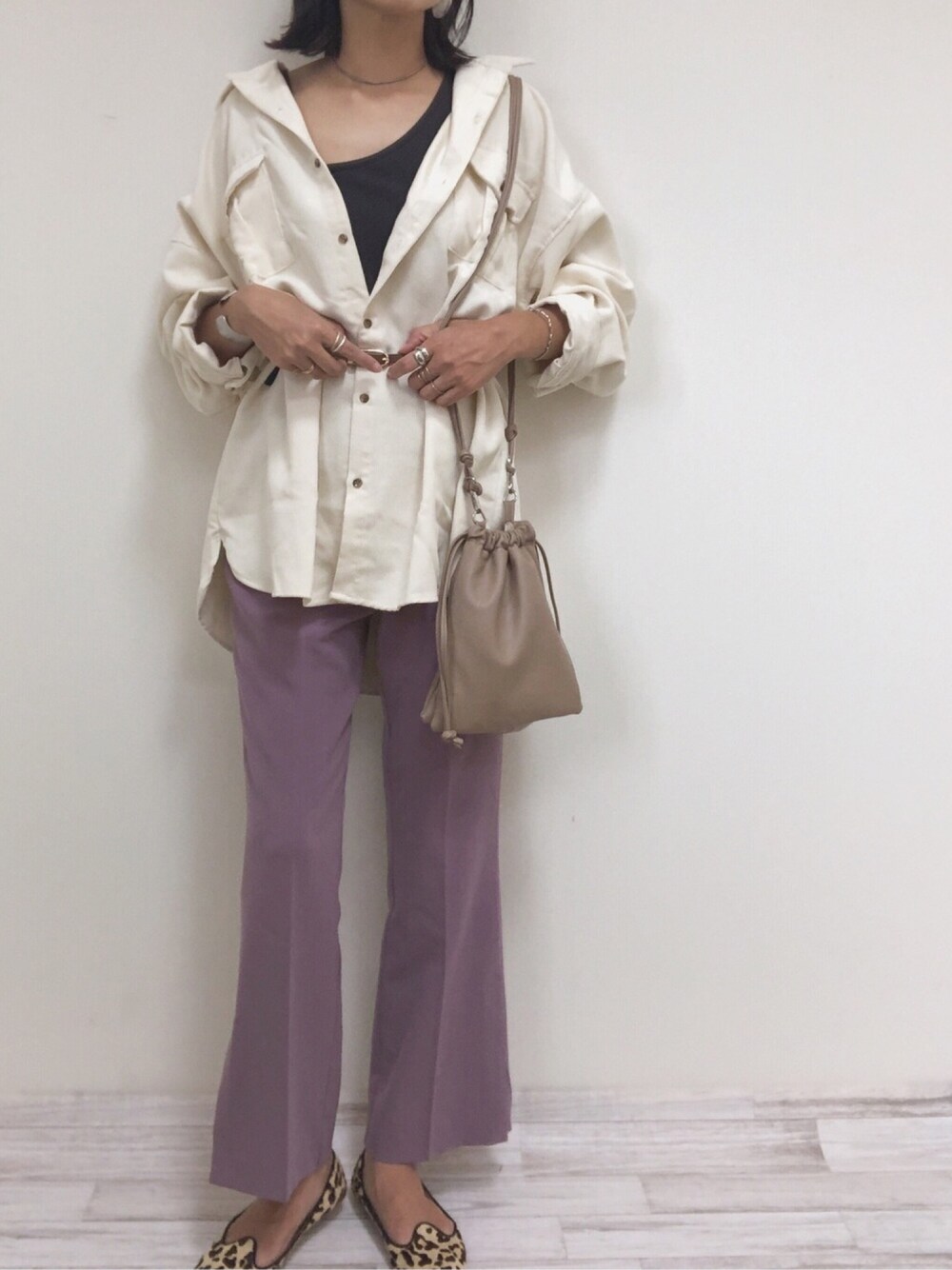 「秋のコーデ、オトナカジュアル、コーデュロイシャツ、スラックス、パープルパンツ、レオパードシューズ、プチプラ、ママコーデ、アシメスカート、ウエストマーク」｜「しまむらのアイテム（スラックス、パープル系）」を使った、nachicoさん（レディース・164cm）の秋コーディネートの1枚目の写真