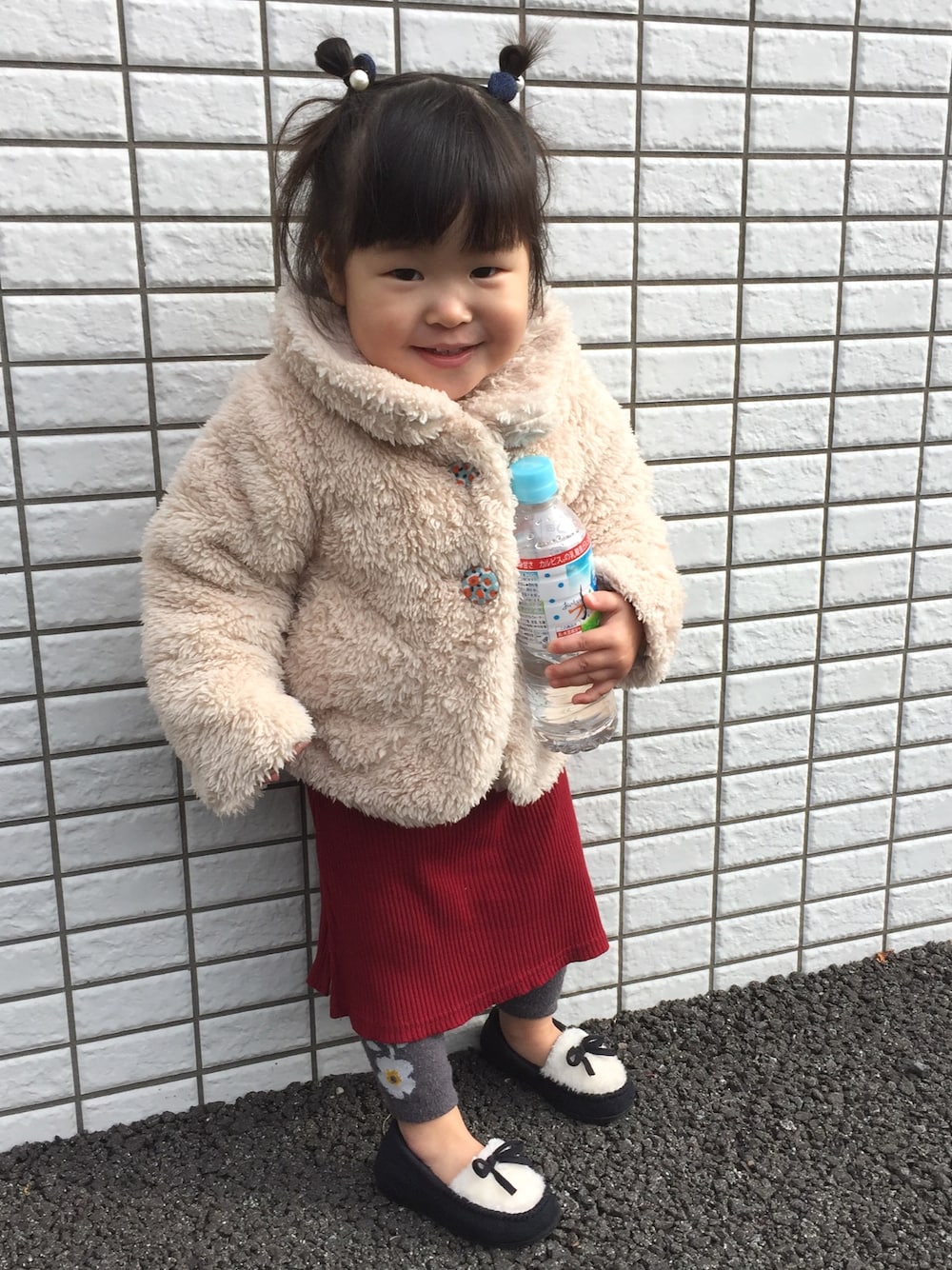 「キッズファッション、おんなのこ、キャミワンピ、ファーコート、モカシン」｜「Handmadeのアイテム（ヘアゴム、ブルー系）」を使った、s＿＿a.❁❁さん（キッズ・110cm）の冬コーディネートの1枚目の写真