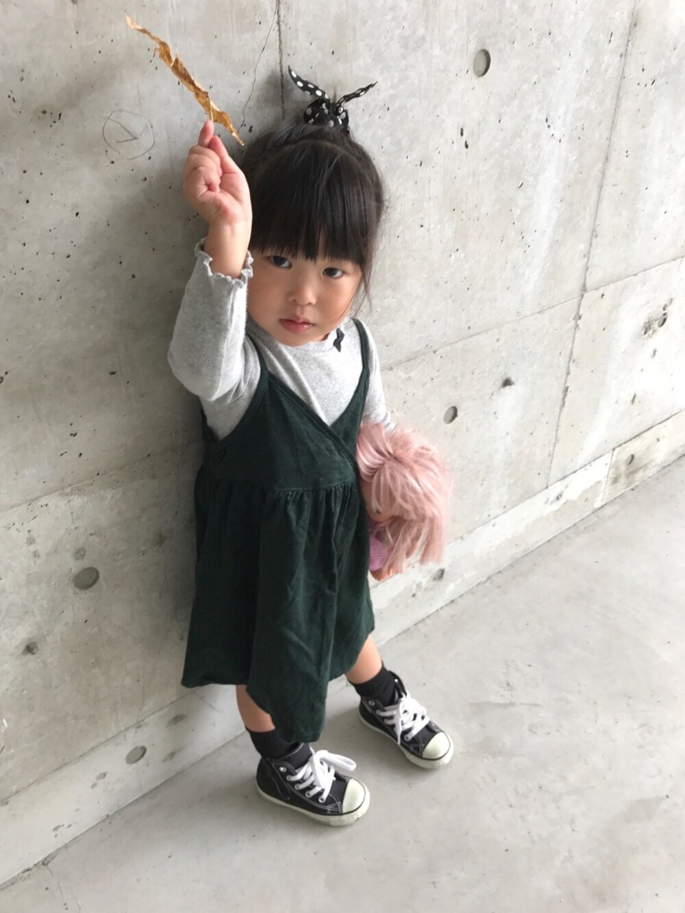 「キッズコーデ、女の子、キャミワンピ、コーデュロイ、コンバース、アプレレクール、2歳」｜「apres les coursのリブインナーＴシャツ（Tシャツ/カットソー、グレー系）」を使った、s＿＿a.❁❁さん（キッズ・110cm）の秋コーディネートの1枚目の写真