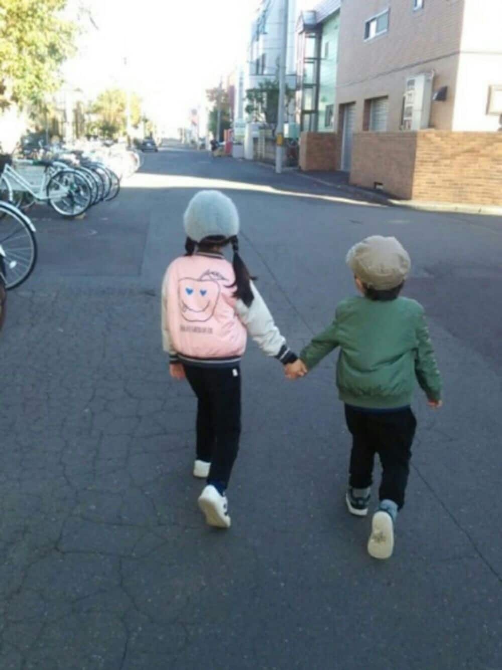 「キッズコーデ、女の子、男の子、秋のコーデ、休日スタイル、カジュアル、公園、ユニクロ、ファーキャップ」｜「petit mainのモヘアキャップ（キャップ、グレー系）」を使った、a*mさん（キッズ・110cm）の秋コーディネートの1枚目の写真
