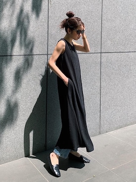 「crie conforto（クリーコンフォルト）の楊柳ジャージーノースリーブワンピース（ワンピース、ブラック系）」を使った、nakajo_marinaさん（レディース・160cm）の春コーディネート