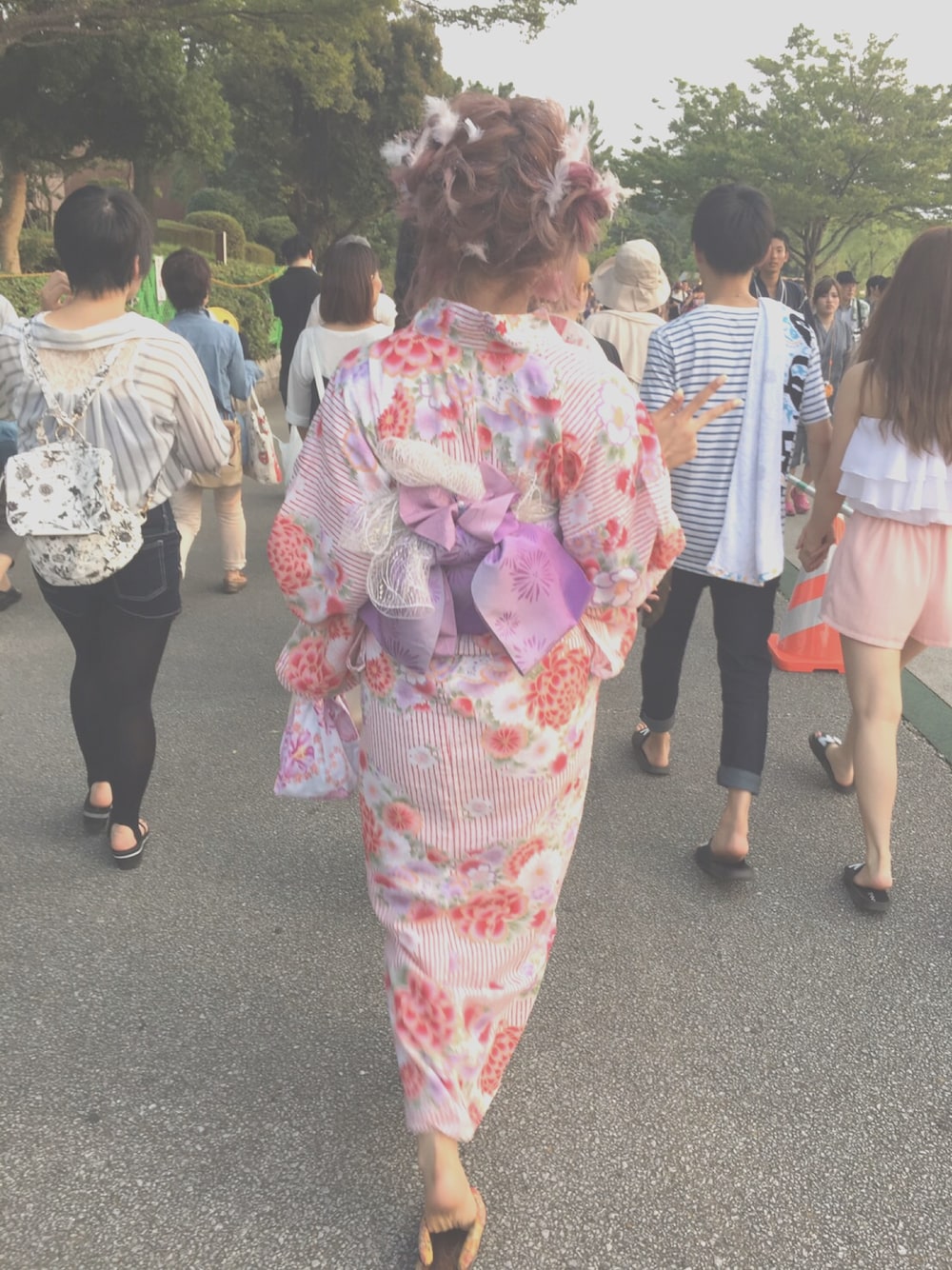 ピンク系の浴衣、ホワイト系のその他ヘアアクセサリーを着用したレディースの春コーディネートの1枚目の写真