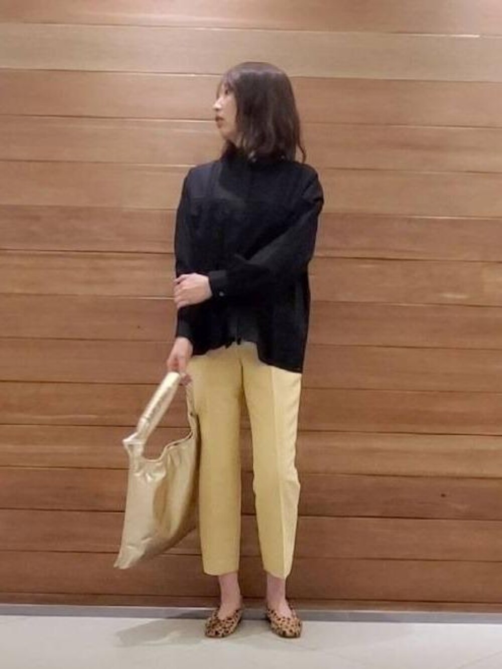 イエロー系のその他パンツ、ゴールド系のトートバッグ、その他のバレエシューズを着用したレディースの夏コーディネートの1枚目の写真