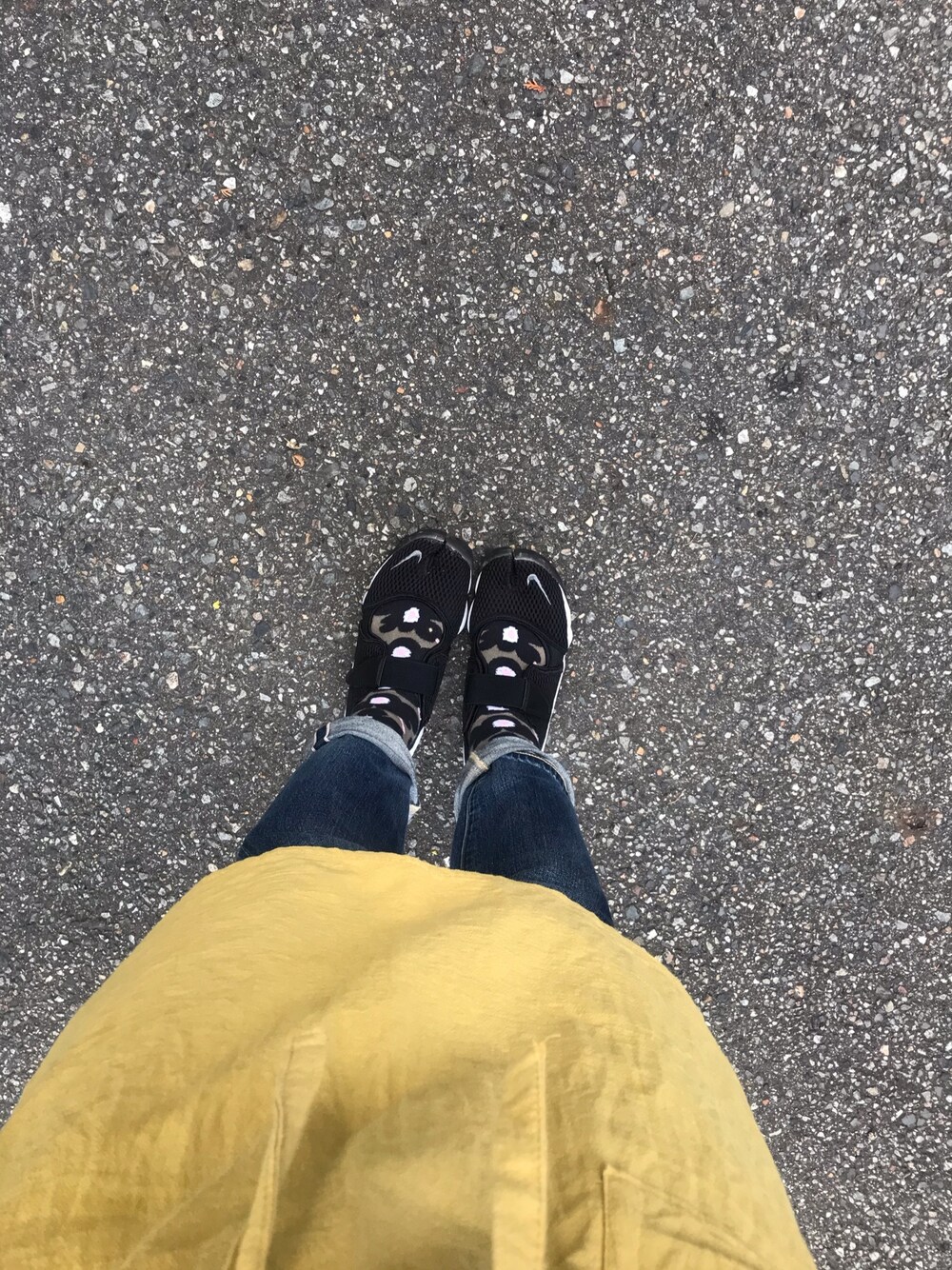 ブラック系のスニーカー、ブルー系のデニムパンツ、グレー系のソックス/靴下を着用したレディースの春コーディネートの1枚目の写真