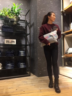 「DIESEL BLACK GOLD（ディーゼル ブラック ゴールド）のアイテム（スウェット、レッド系）」を使った、ももかさん（レディース・161cm）の夏コーディネート