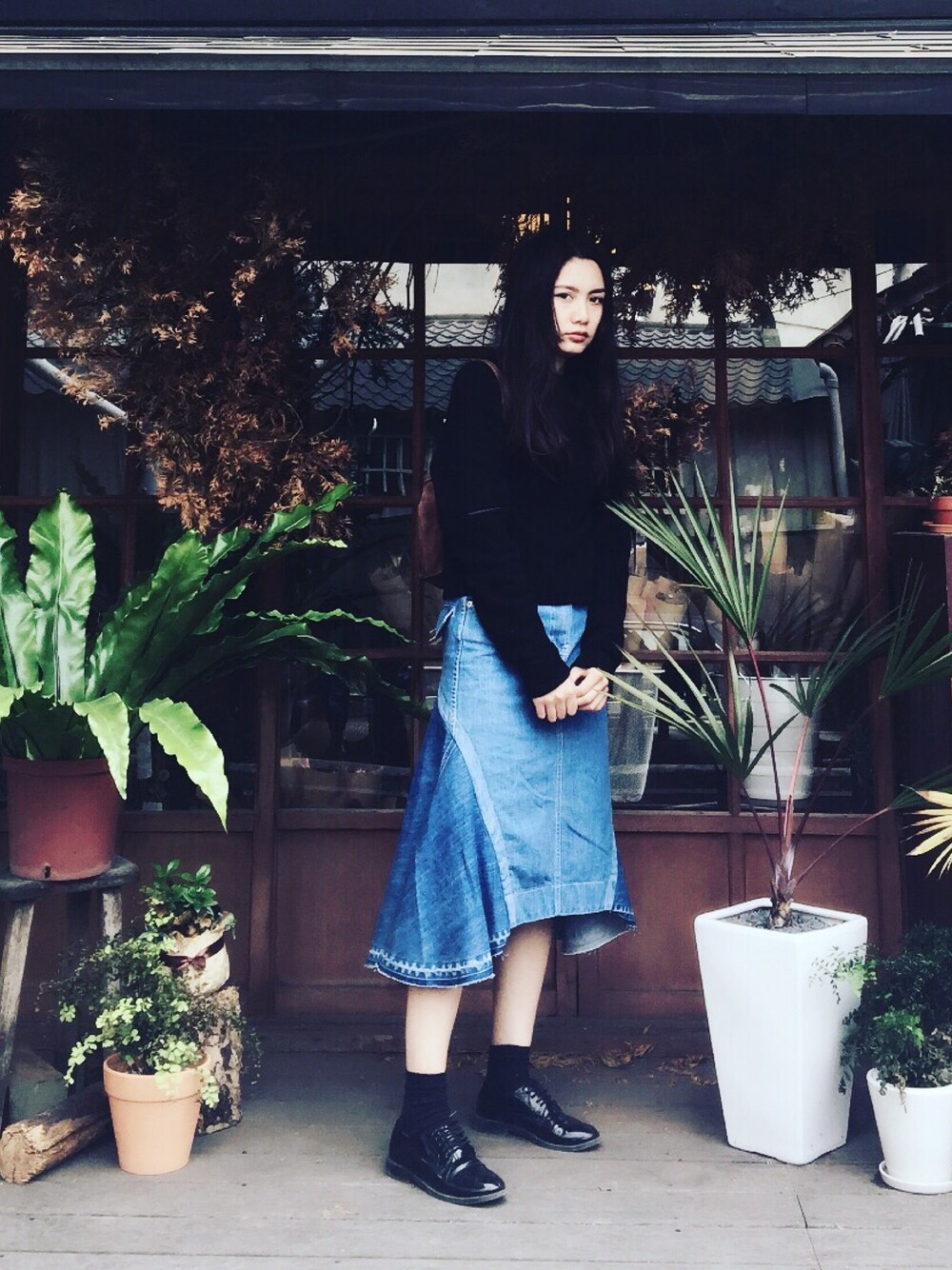 「オトナ女子」｜「sacai luckのアイテム（デニムスカート、ブルー系）」を使った、JennieHさん（レディース・163cm）の夏コーディネートの1枚目の写真