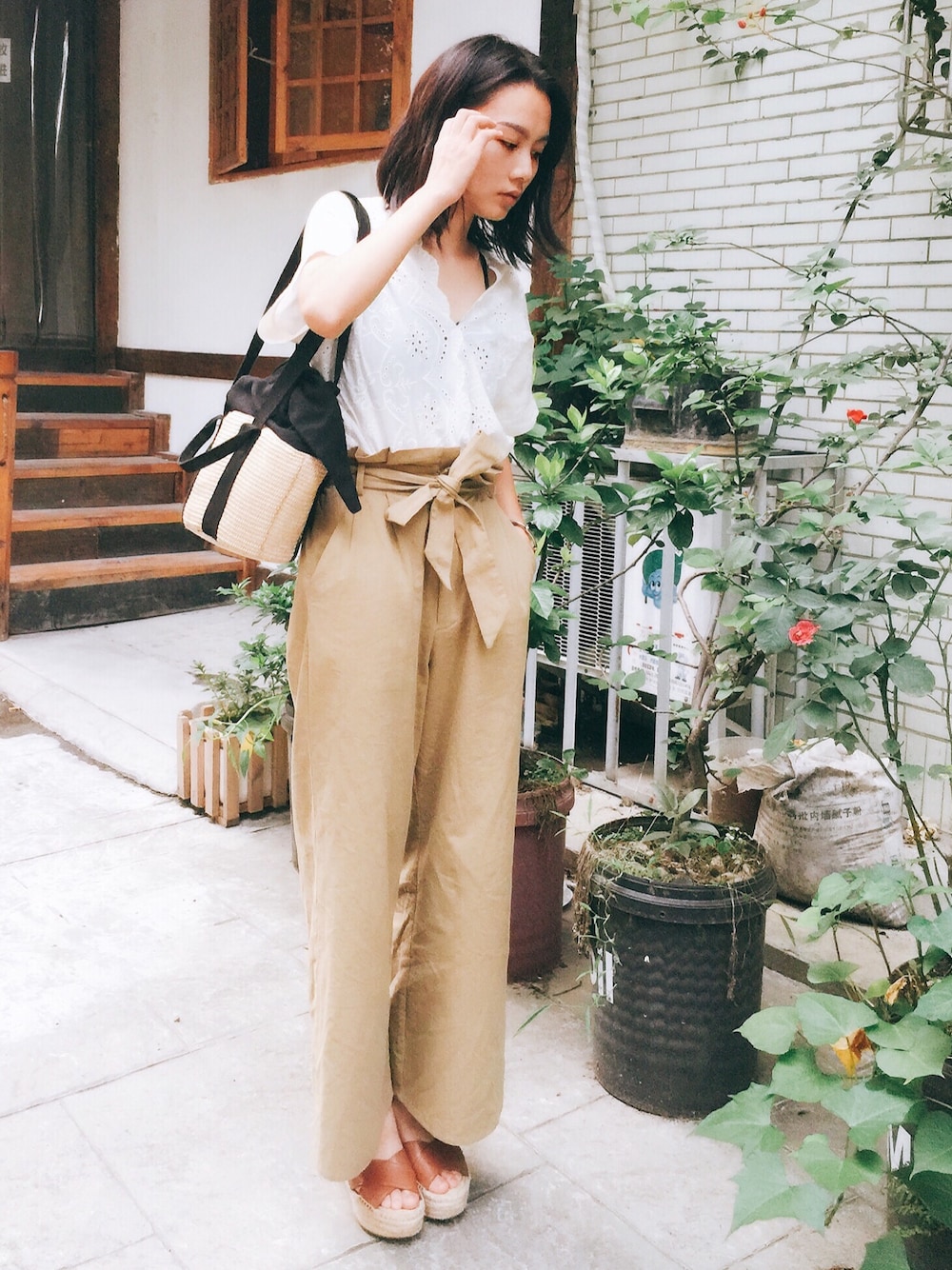 「korea brandのアイテム（チノパンツ、ベージュ系）」を使った、JennieHさん（レディース・163cm）の夏コーディネートの1枚目の写真