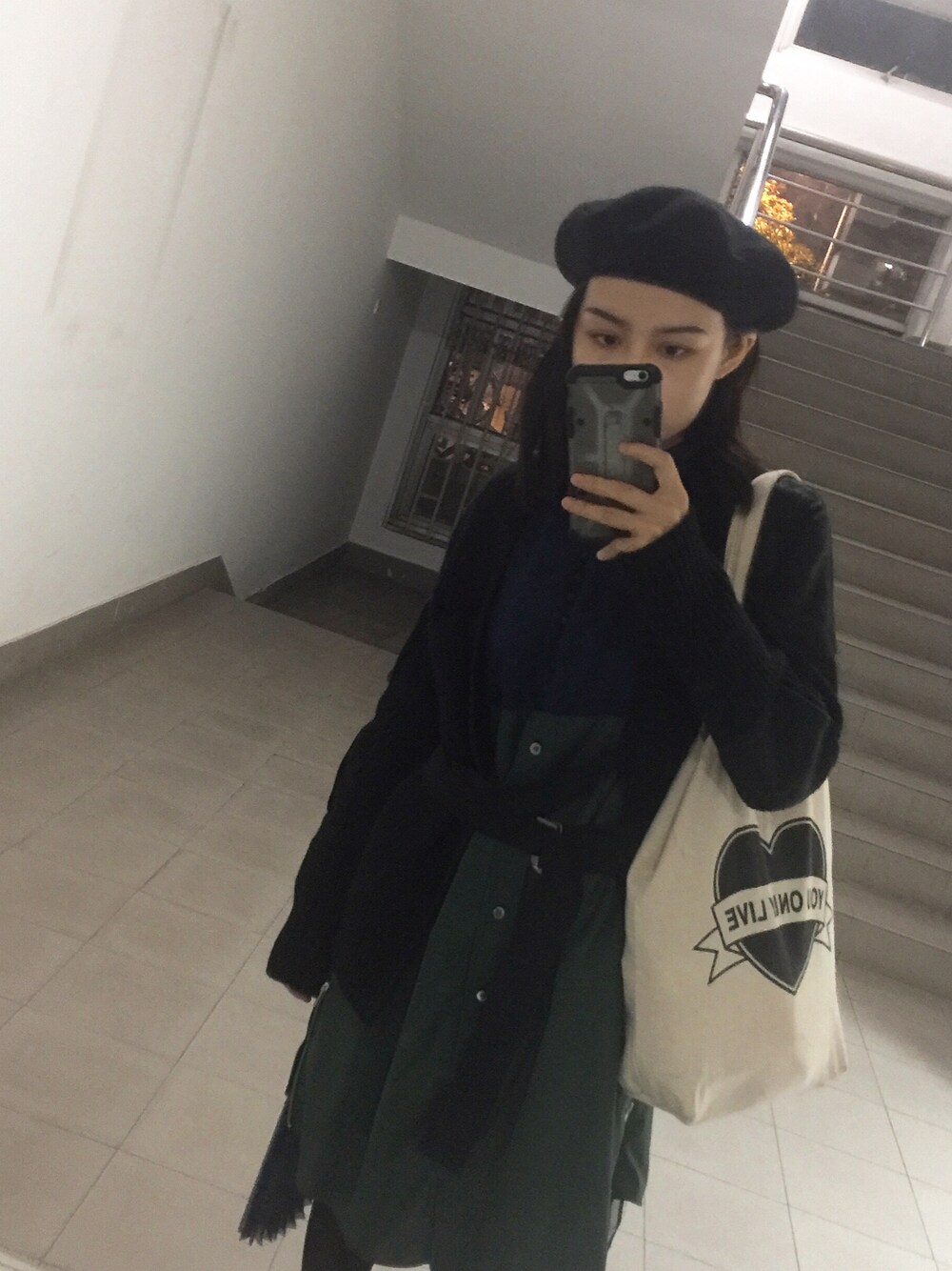 「楽チンコーデ」｜「no brandのアイテム（ハンチング/ベレー帽、ブラック系）」を使った、JennieHさん（レディース・163cm）の秋コーディネートの1枚目の写真