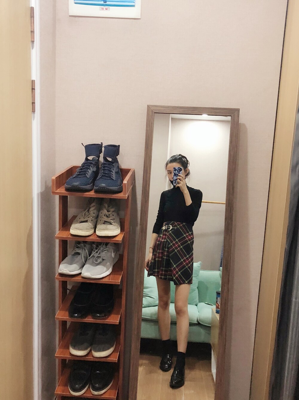 「秋服、シンプル、オトナカジュアル、大人コーデ」｜「theoryのアイテム（ニット/セーター、ブラック系）」を使った、JennieHさん（レディース・164cm）の秋コーディネートの1枚目の写真