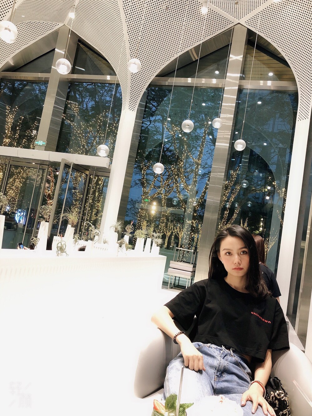 「ラクチンコーデ、休日スタイル、夏コーデ」｜「alexanderwangのアイテム（Tシャツ/カットソー、ブラック系）」を使った、JennieHさん（レディース・164cm）の春コーディネートの1枚目の写真