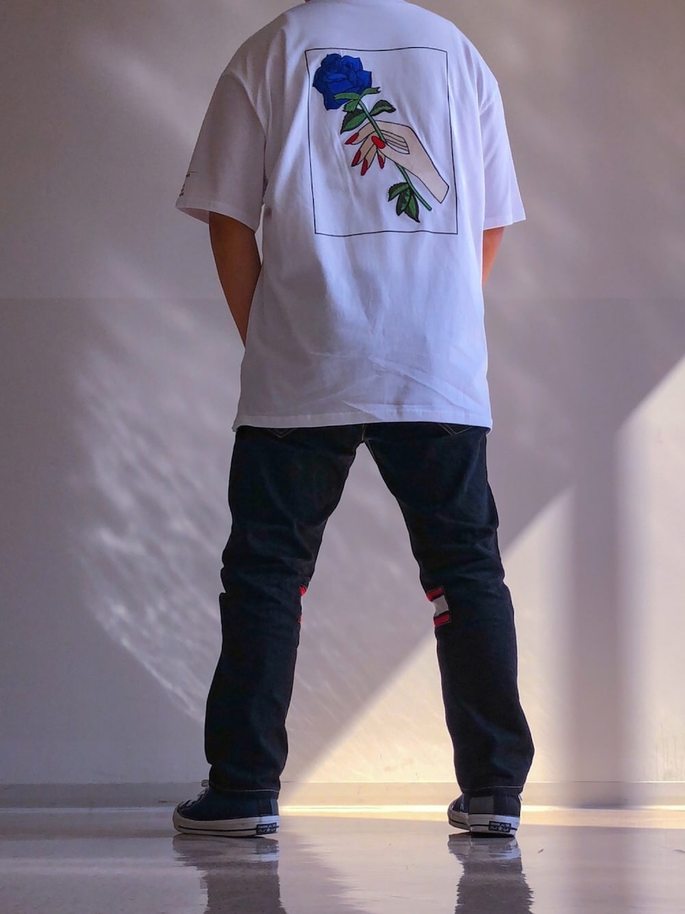 「LEGENDA、FACETASM、converse、原宿、夏コーデ、ootd、カジュアル、刺繍、ブルー、大学生」｜「LEGENDAの手書き風 FLAME ROSE刺繍ルーズシルエットクルーネックTシャツ（Tシャツ/カットソー、ホワイト系）」を使った、Kentoolさん（メンズ・163cm）の夏コーディネートの1枚目の写真