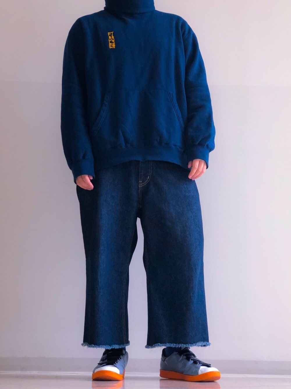 「FACETASM、adidas、RAF SIMONS、スタンスミス、ハイネック、大学生、シンプル、スニーカー、ワイドパンツ、秋のコーデ」｜「FACETASMのHIGH NECK SWEAT SHIRT（スウェット、ブルー系）」を使った、Kentoolさん（メンズ・163cm）の秋コーディネートの1枚目の写真