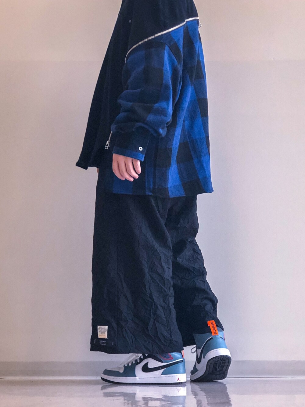 「FACETASM、NIKE、AIR JORDAN、オーバーサイズ、ootd、チェック、低身長、スニーカー、秋コーデ、シャツスタイル」｜「FACETASMのZIPPER SHIRT（シャツ/ブラウス、ブラック系）」を使った、Kentoolさん（メンズ・163cm）の冬コーディネートの1枚目の写真